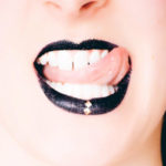 chica despues de un beso negro