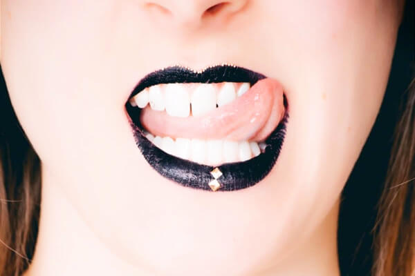 chica despues de un beso negro