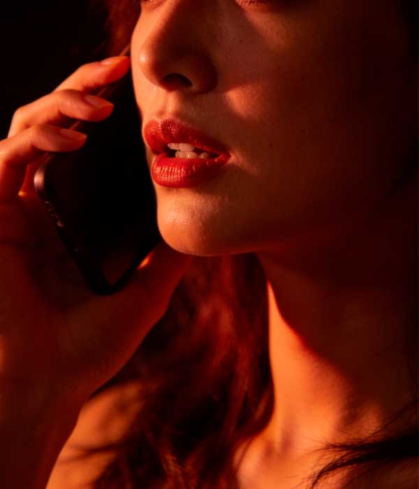 Chica caliente en teléfono erótico 24h